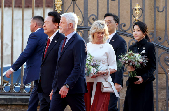 윤석열 대통령과 부인 김건희 여사가 19일(현지시간) 체코 프라하성 제1광장에서 열린 공식환영식에 페트르 파벨 체코 대통령 부부와 함께 입장하고 있다. 2024.9.20  연합뉴스