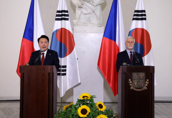 윤석열 대통령이 19일(현지시간) 체코 프라하성에서 열린 페트르 파벨 체코 대통령과의 한·체코 정상 공동기자회견에서 발언하고 있다. 2024.9.20  연합뉴스