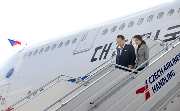 윤석열 대통령과 부인 김건희 여사가 19일(현지시간) 체코 프라하 바츨라프 하벨 국제공항에 도착, 전용기인 공군 1호기에서 내리고 있다. 2024.9.20   공동취재