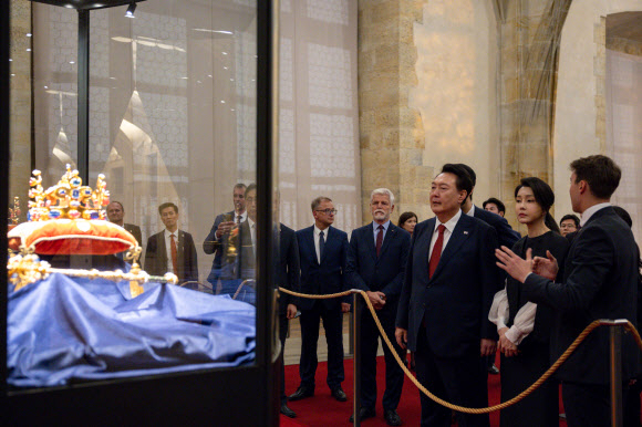 윤석열 대통령과 부인 김건희 여사가 19일(현지시간) 체코 프라하성에서 열린 공식만찬에 앞서 대관식 왕관에 대한 설명을 듣고 있다.   2024.9.20    공동취재