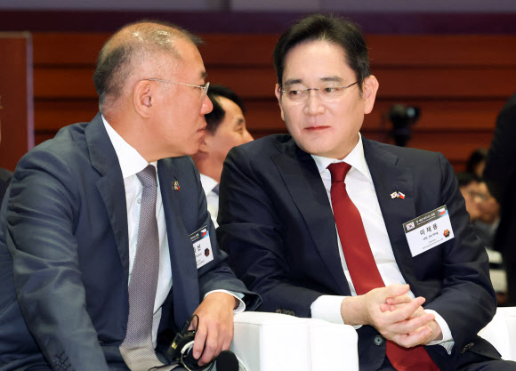 정의선 현대자동차그룹 회장(왼쪽)과 이재용 삼성전자 회장이 20일(현지시간) 체코 프라하 시내 한 호텔에서 열린 한·체코 비즈니스포럼에 참석, 행사 시작 전 대화하고 있다. 2024.9.20  연합뉴스