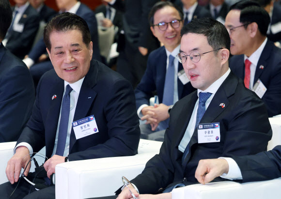 장인화 포스코홀딩스 회장(왼쪽)과 구광모 LG그룹 회장이 20일(현지시간) 체코 프라하 시내 한 호텔에서 열린 한·체코 비즈니스포럼에 참석해 행사 시작에 앞서 대화하고 있다. 2024.9.20  연합뉴스