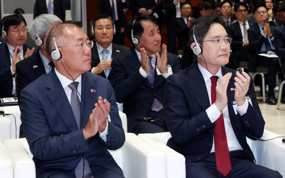 정의선 현대차그룹 회장(왼쪽)과 이재용 삼성전자 회장이 20일(현지시간) 체코 프라하 시내 한 호텔에서 열린 한·체코 비즈니스포럼에 참석해 페트르 파벨 대통령의 축사에 앞서 박수를 치고 있다. 2024.9.20  연합뉴스