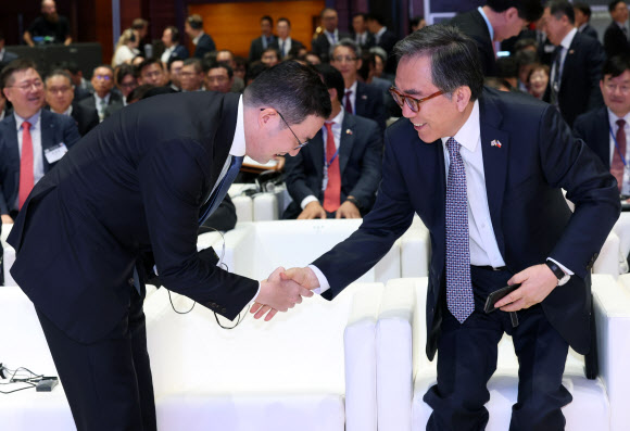 조태열 외교부 장관(오른쪽)과 구광모 LG 그룹회장이 20일(현지시간) 체코 프라하 시내 한 호텔에서 열린 한·체코 비즈니스포럼에 참석해 행사 시작에 앞서 인사하고 있다. 2024.9.20  연합뉴스