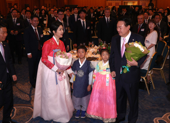 윤석열 대통령과 부인 김건희 여사가 20일(현지시간) 프라하 시내 한 호텔에서 열린 체코 동포 만찬 간담회에 화동과 함께 입장하고 있다. 2024.9.21. 연합뉴스