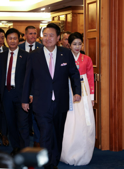 윤석열 대통령과 부인 김건희 여사가 20일(현지시간) 프라하 시내 한 호텔에서 열린 체코 동포 만찬 간담회에 입장하고 있다. 2024.9.21. 연합뉴스