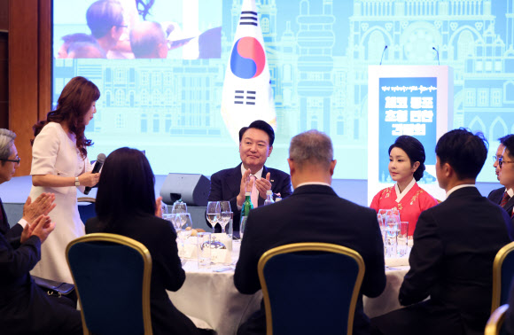 윤석열 대통령과 부인 김건희 여사가 20일(현지시간) 프라하 시내 한 호텔에서 열린 체코 동포 만찬 간담회에서 동포대표의 인사말을 듣고 있다. 2024.9.21. 연합뉴스