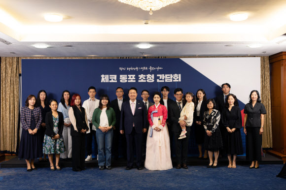 윤석열 대통령과 부인 김건희 여사가 20일(현지시간) 프라하 시내 한 호텔에서 열린 체코 동포 만찬 간담회에서 동포들과 기념 촬영을 하고 있다. 2024.9.21. 연합뉴스