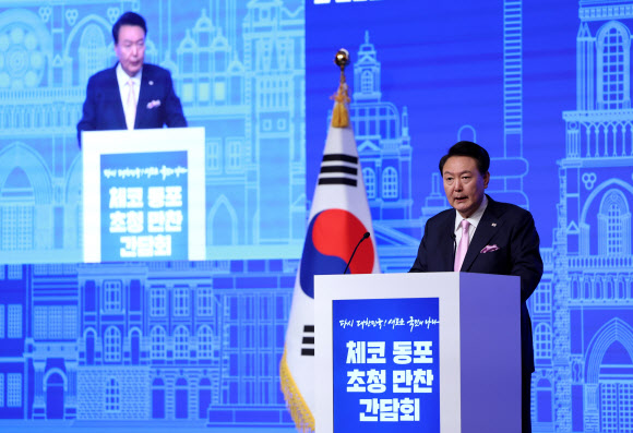 윤석열 대통령이 20일(현지시간) 프라하 시내 한 호텔에서 열린 체코 동포 만찬 간담회에서 격려사를 하고 있다. 2024.9.21. 연합뉴스