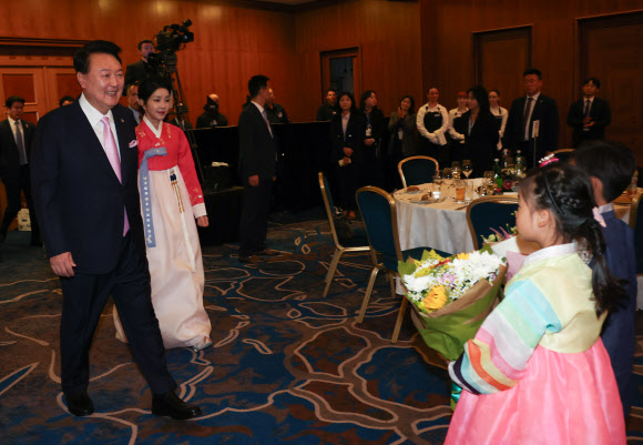 윤석열 대통령과 부인 김건희 여사가 20일(현지시간) 프라하 시내 한 호텔에서 열린 체코 동포 만찬 간담회에 입장하고 있다. 2024.9.21. 연합뉴스