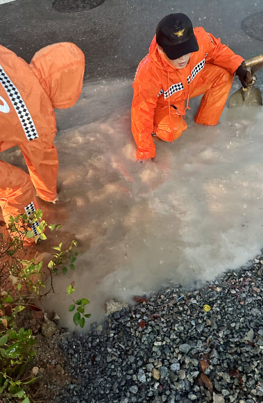 21일 오후 전남 여수시 한 도로가 빗물에 잠겨 소방 당국이 배수 작업을 하고 있다. 2024.9.21. 전남소방본부 제공