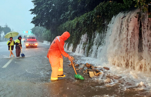 21일 오후 전남 여수시 한 도로에 빗물로 인한 낙석이 유입돼 소방 당국이 안전 조치를 하고 있다. 2024.9.21. 전남소방본부 제공
