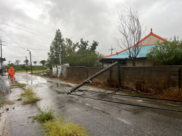 폭우가 내린 21일 오전, 전북 김제시 봉남면의 한 마을에 전신주가 부러져있다. 2024.9.21. 전북자치도소방본부 제공