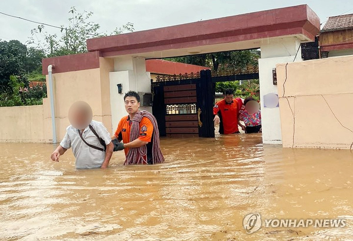 21일 오후 전남 해남군 문내면 한 주택이 침수돼 소방관들이 주민들을 구조하고 있다.