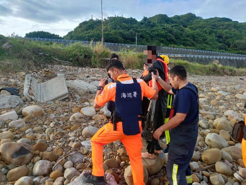 대만 해안경비청이 9월 14일 배를 타고 대만에 망명을 시도한 중국 남성을 체포하고 있다.  대만 해안경비청 제공