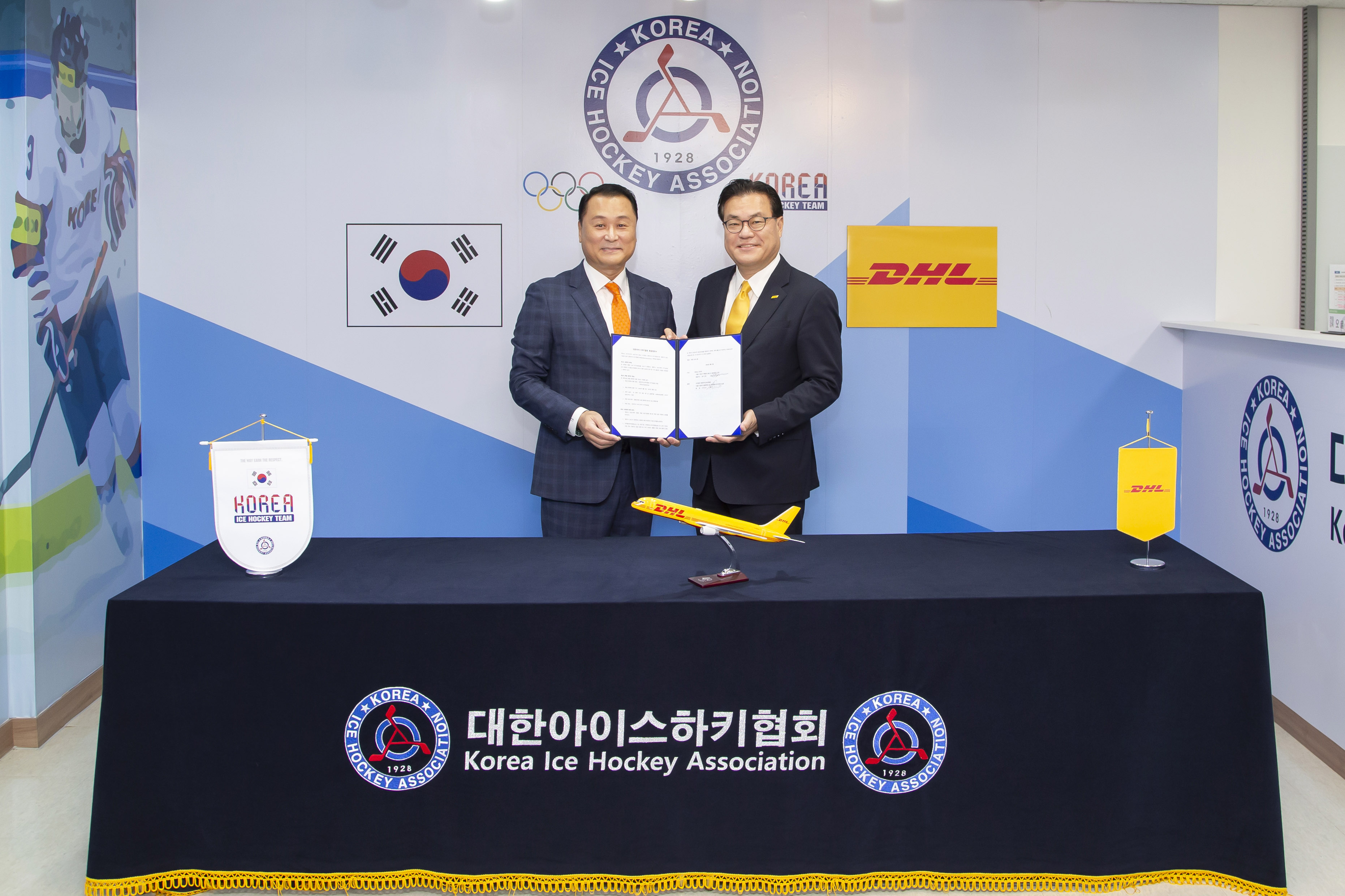 대한아이스하키협회는 23일 DHL코리아와 국가대표팀 후원 파트너십을 2027년까지 연장했다고 밝혔다. 사진은 이호진(왼쪽) 대한아이스하키협회 회장이 지난 20일  서울 송파구 대한아이스하키협회 사무실에서 한지헌 DHL코리아 대표와 파트너십연장에 합의한 뒤 포즈를 취하고 있는 모습. 대한아이스하키협회 제공