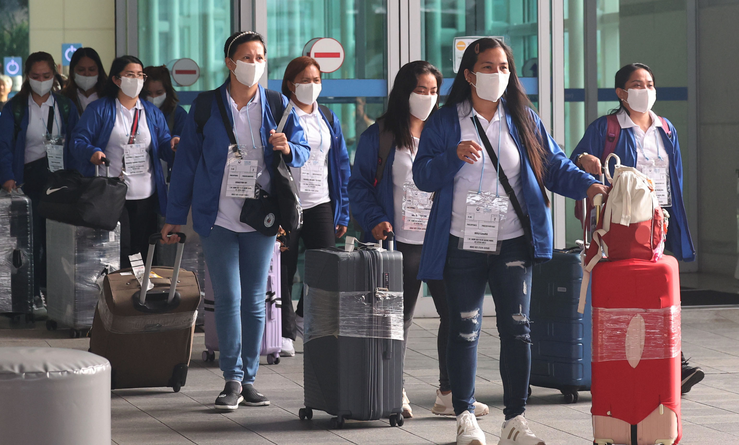 외국인 가사관리사 시범사업에 참여하는 필리핀 가사관리사들이 지난달 6일 아침 인천국제공항 제1터미널을 통해 입국한 뒤 버스로 이동하고 있다. 2024.8.6 공항사진기자단