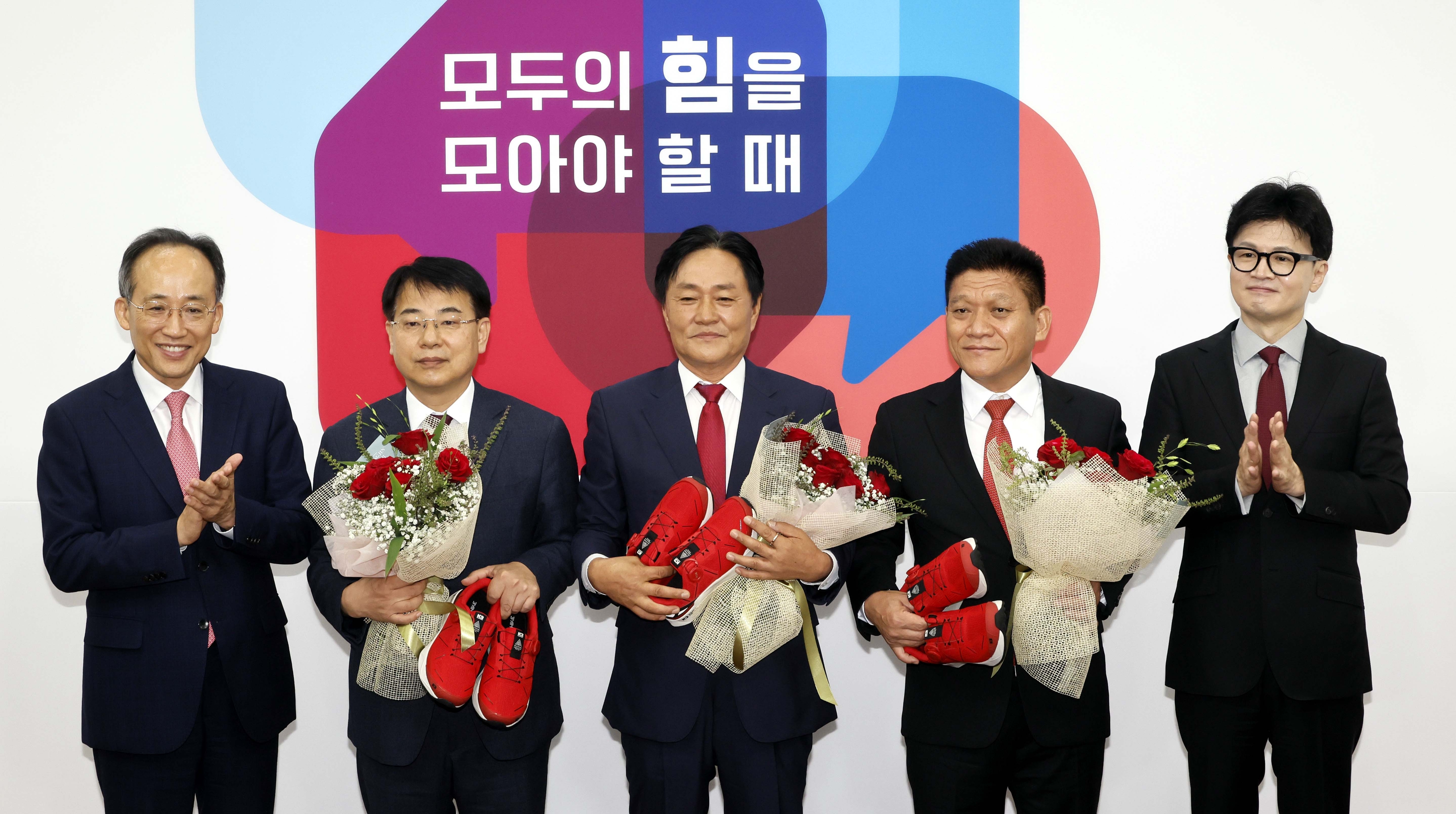 한동훈 국민의힘 대표와 추경호 원내대표가 10·16 재보궐선거 후보들이 23일 국회에서 열린 공천장 수여식에서 기념촬영을 하고 있다. 왼쪽부터 추경호 원내대표, 윤일현 부산 금정구청장 후보, 박용철 인천 강화군수 후보, 최봉의 전남 곡성군수 후보, 한동훈 대표. 2024.9.23 안주영 전문기자