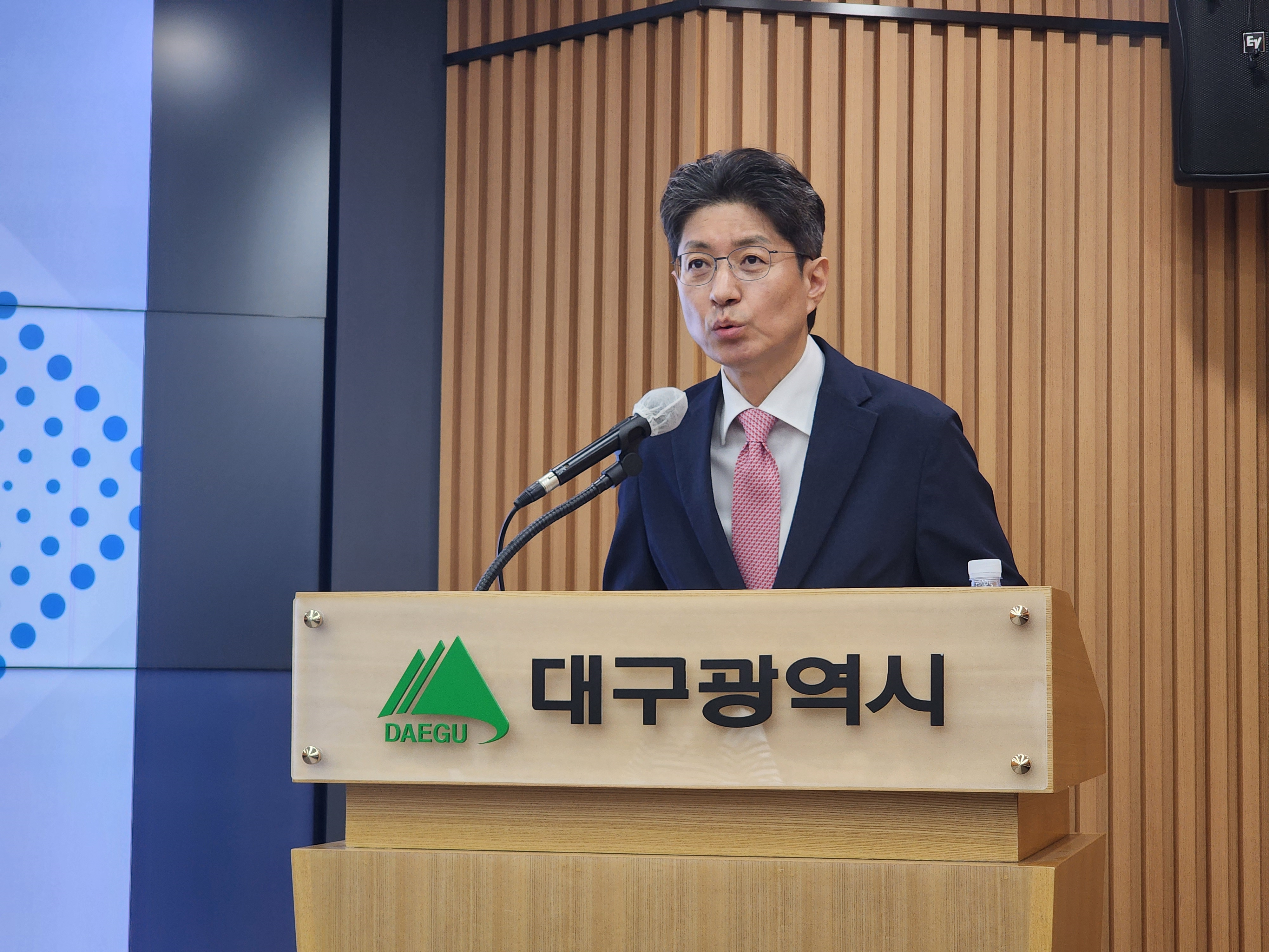 정장수 대구시 경제부시장이 23일 동인청사에서 기자설명회를 열고 대구경북 신공항 사업 방식에 대해 설명하고 있다. 2024. 9. 23. 민경석 기자