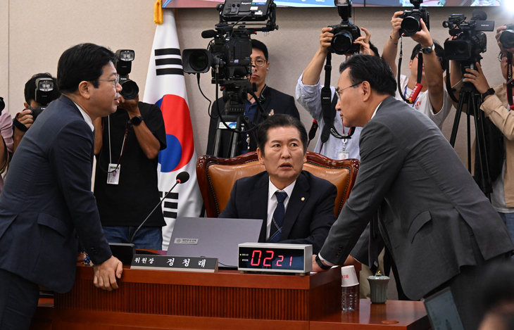 정청래 법사위원장(가운데)과 여당 간사인 유상범 국민의힘 의원(오른쪽), 야당 간사인 김승원 더불어민주당 의원이 23일 오전 서울 여의도 국회에서 열린 법제사법위원회 전체회의에서 대화하고 있다.  안주영 전문기자