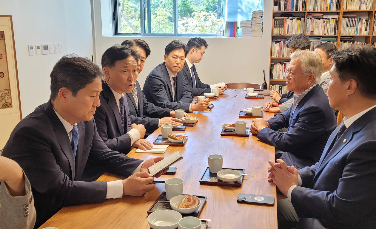 문 전 대통령과 면담하는 민주당 전정권정치탄압대책위