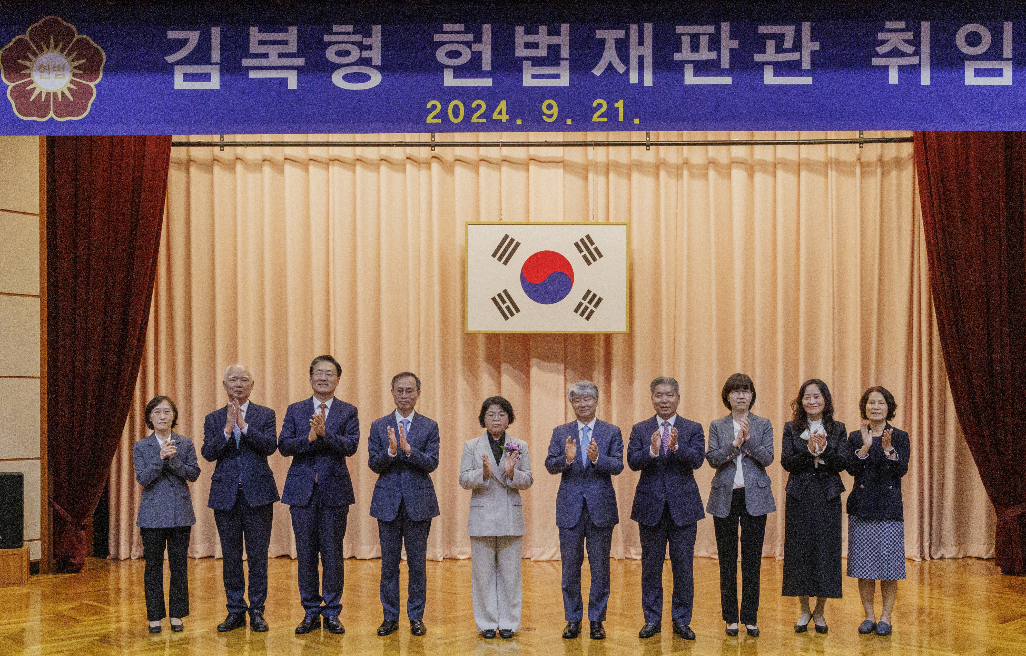 이종석 헌법재판소장(왼쪽 여섯 번째)과 김복형 신임 헌법재판관(왼쪽 다섯 번째)이 23일 오전 서울 종로구 헌법재판소에서 열린 취임식에서 기념 촬영을 하고 있다. (왼쪽 두 번째부터 아홉 번째까지) 정형식, 김형두, 김기영, 김복형 헌법재판관, 이종석 헌재소장, 이영진, 이미선, 정정미 헌법재판관. 연합뉴스.