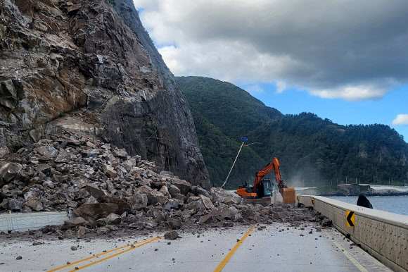 울릉일주도로 낙석 정리