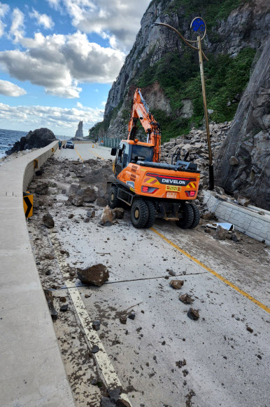 울릉일주도로 낙석 정리