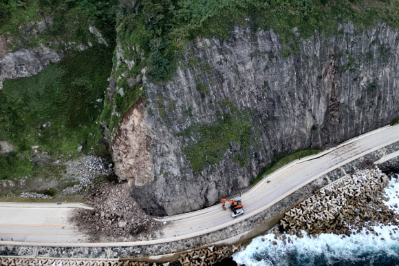낙석 치우는 중장비