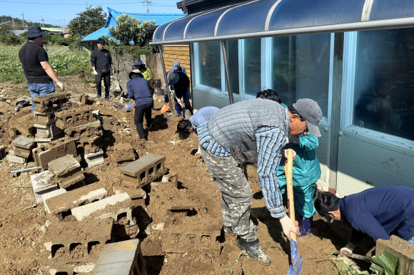 극한호우 지나간 농가, 복구 구슬땀