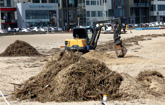 해양 쓰레기 치우는 굴착기