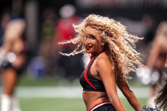Sep 22, 2024; Atlanta, Georgia, USA; Atlanta Falcons cheerleader in action during the game against the Kansas City Chiefs at Mercedes-Benz Stadium. 연합뉴스