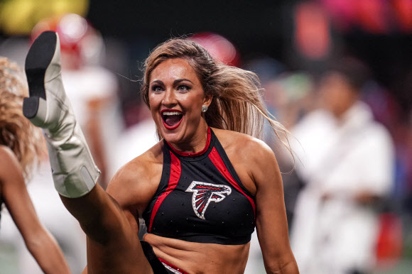 Sep 22, 2024; Atlanta, Georgia, USA; Atlanta Falcons cheerleader in action during the game against the Kansas City Chiefs at Mercedes-Benz Stadium. 연합뉴스