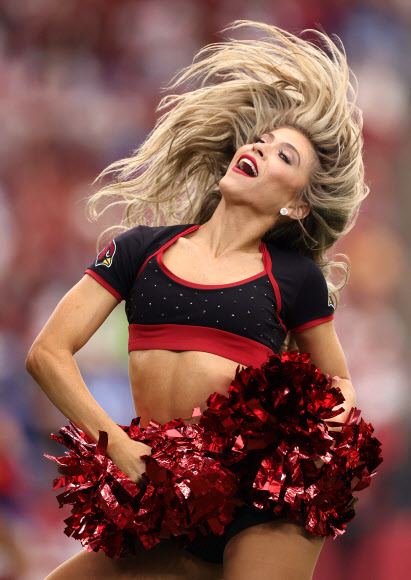 GLENDALE, ARIZONA - SEPTEMBER 22: An Arizona Cardinals cheerleader performs during the NFL game against the Detroit Lions at State Farm Stadium on September 22, 2024 in Glendale, Arizona. The Lions defeated the Cardinals 20-13. Getty AFP 연합뉴스