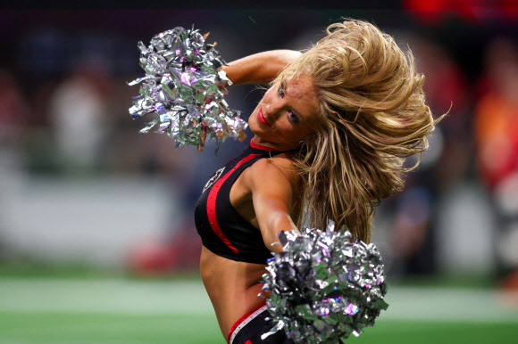 Sep 22, 2024; Atlanta, Georgia, USA; An Atlanta Falcons cheerleader performs against the Kansas City Chiefs in the third quarter at Mercedes-Benz Stadium. 연합뉴스