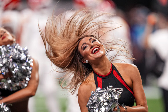 Sep 22, 2024; Atlanta, Georgia, USA; Atlanta Falcons cheerleader in action during the game against the Kansas City Chiefs at Mercedes-Benz Stadium. 연합뉴스