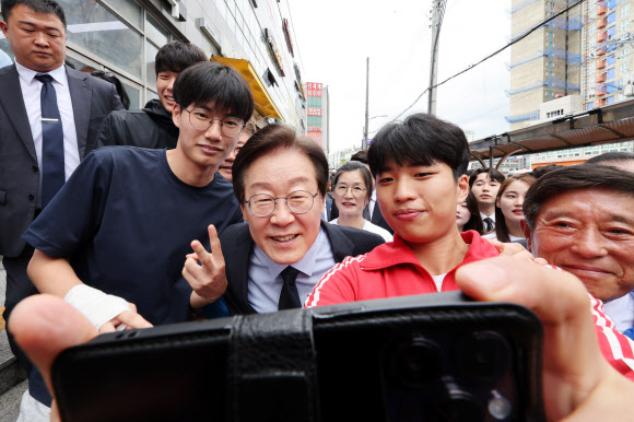 23일 낮 전남 영광군 영광터미널시장에서 이재명 더불어민주당 대표가 군민들과 사진을 찍고 있다. 2024.9.23. 연합뉴스