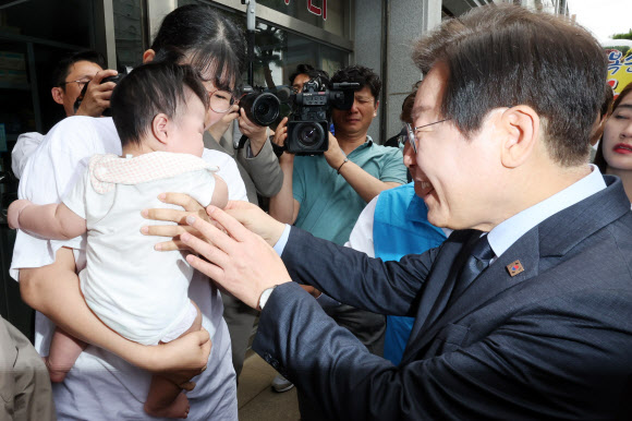 23일 낮 전남 영광군 영광터미널시장에서 이재명 더불어민주당 대표가 군민들과 인사를 나누고 있다. 2024.9.23. 연합뉴스