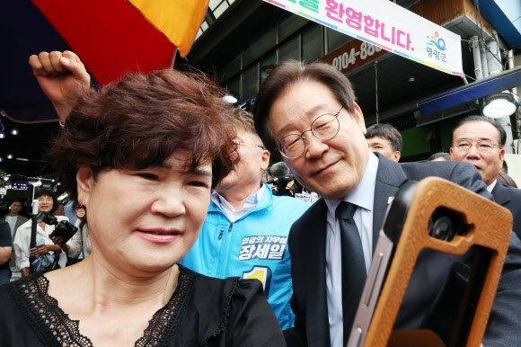 23일 낮 전남 영광군 영광터미널시장에서 이재명 더불어민주당 대표가 영광 군민과 사진을 찍고 있다. 2024.9.23. 연합뉴스