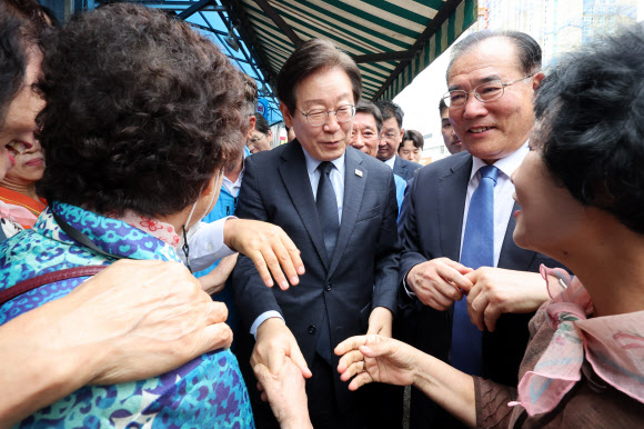 23일 낮 전남 영광군 영광터미널시장에서 이재명 더불어민주당 대표가 군민들과 인사를 나누고 있다. 2024.9.23. 연합뉴스