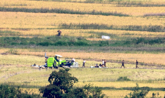 23일 오후 인천 강화군 강화평화전망대에서 바라본 북한 황해도 개풍군 들녘에서 북한 주민들이 콤바인으로 벼베기하고 있다. 2024.9.23. 연합뉴스