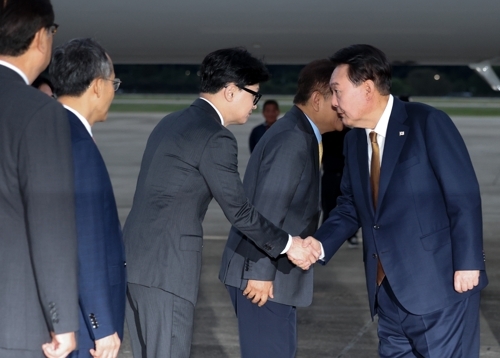 윤석열 대통령이 지난 22일 성남 서울공항에서 체코 공식 방문을 마치고 귀국하며 마중 나온 국민의힘 한동훈 대표와 악수하고 있다.  연합뉴스