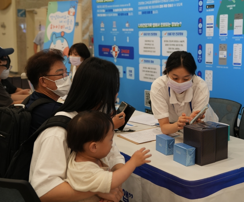 지난 19일 분당서울대학교병원에서 건강정보 고속도로 개통식이 열린 가운데 1층 홍보부스에서 관계자가 환자 및 내방객에게 ‘나의건강기록’ 앱을 통한 건강정보 고속도로 활용 방법을 안내하고 있다. 한국보건의료정보원 제공