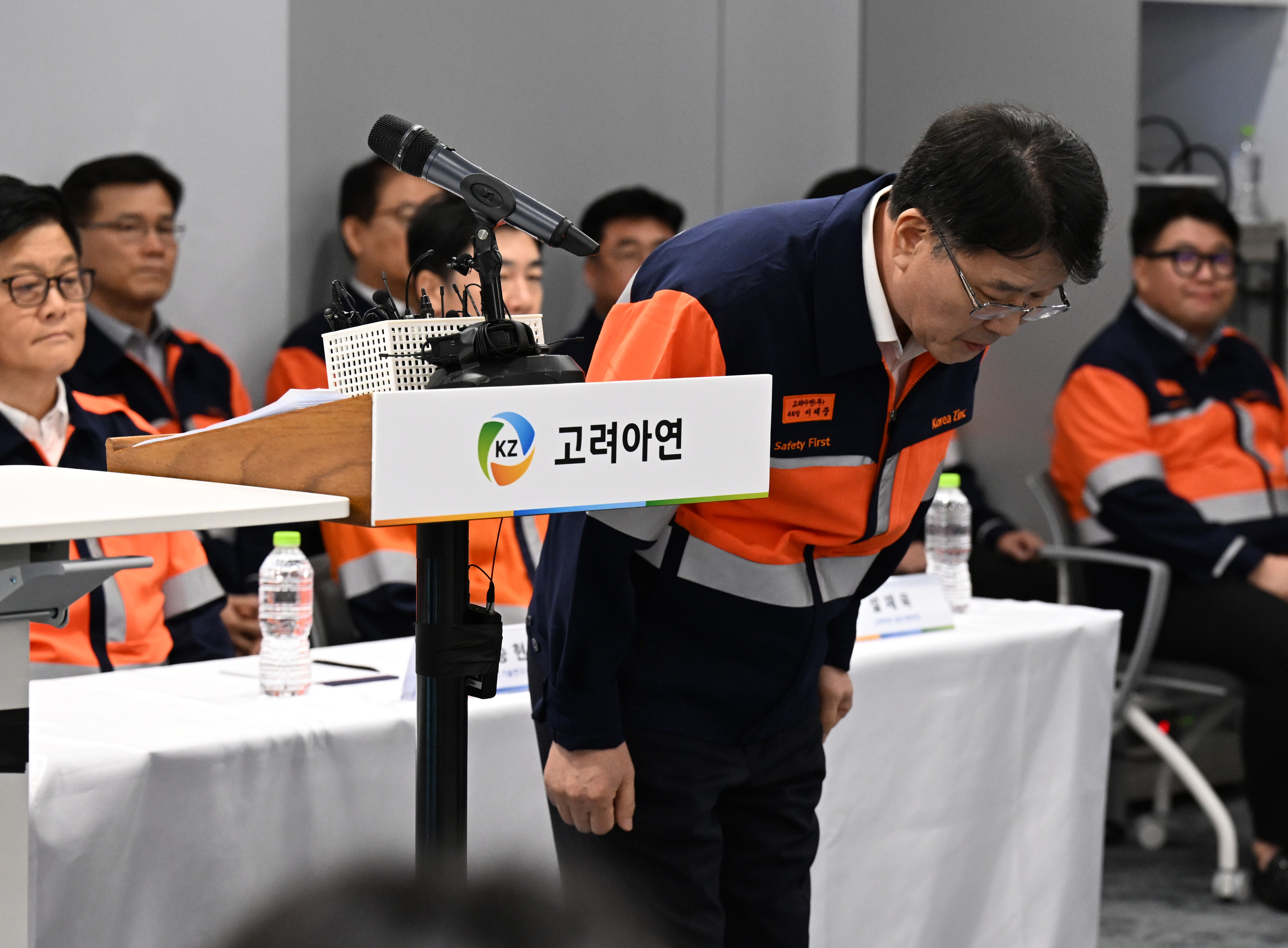 고려아연이 24일 오전 서울 종로구 그랑서울에서 MBK·영풍과의 경영권 분쟁에서 비롯된 공개매수에 반발하며 기자회견을 개최, 이제중 고려아연 부회장이 고개 숙여 인사하고 있다. 2024.9.24 오장환 기자