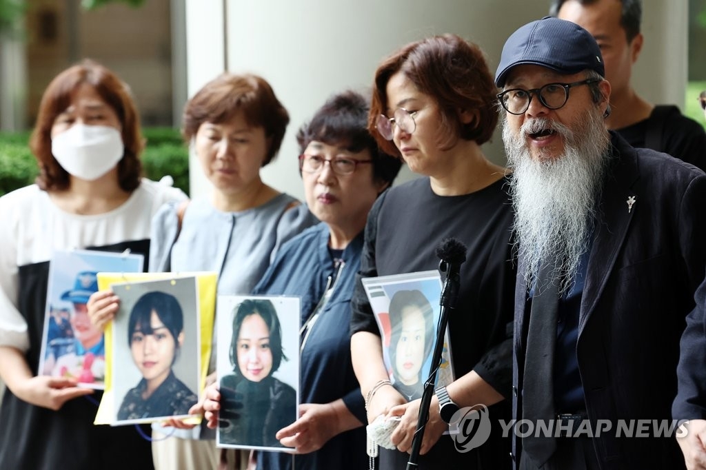 지난달 29일 서울중앙지법에서 고 이예람 중사의 아버지 이주완씨와 어머니 박순정씨가 기자회견을 하고 있다.