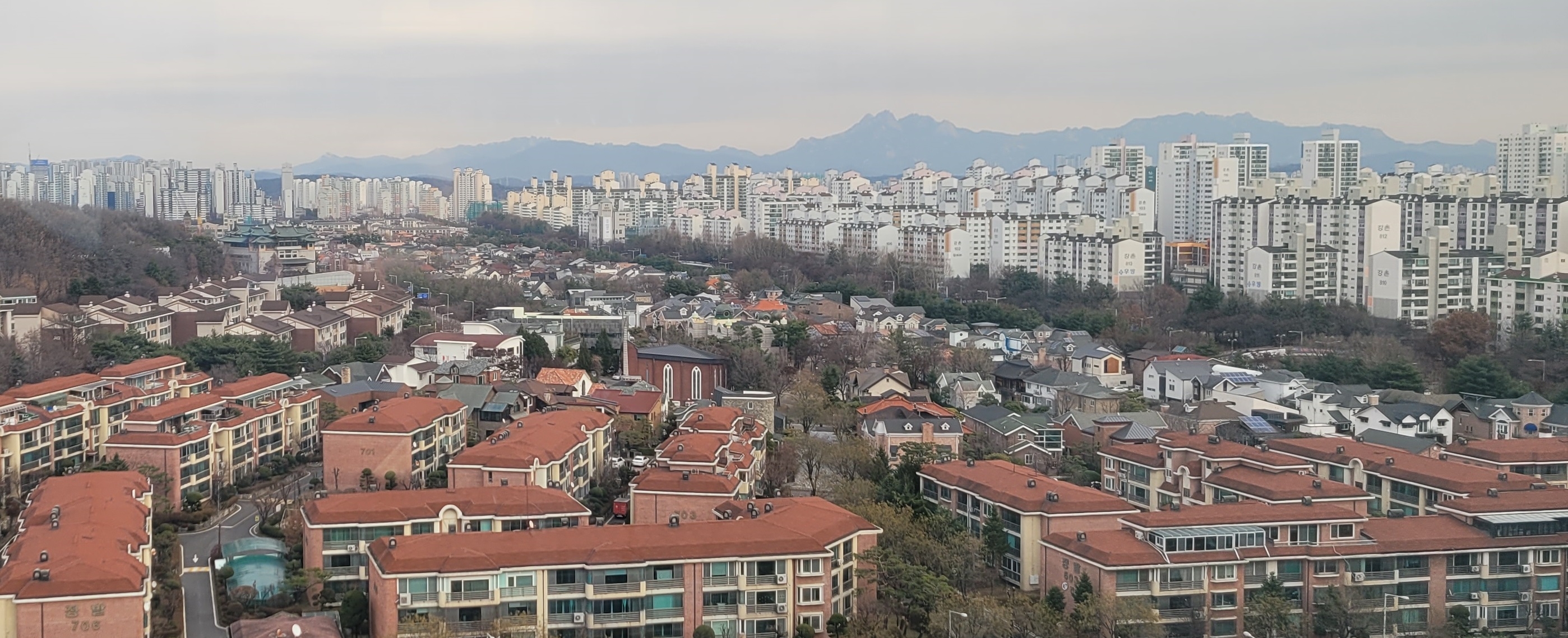 1기 일산신도시  마두 1~2동 전경. 뒤에 보이는 산은 북한산국립공원.