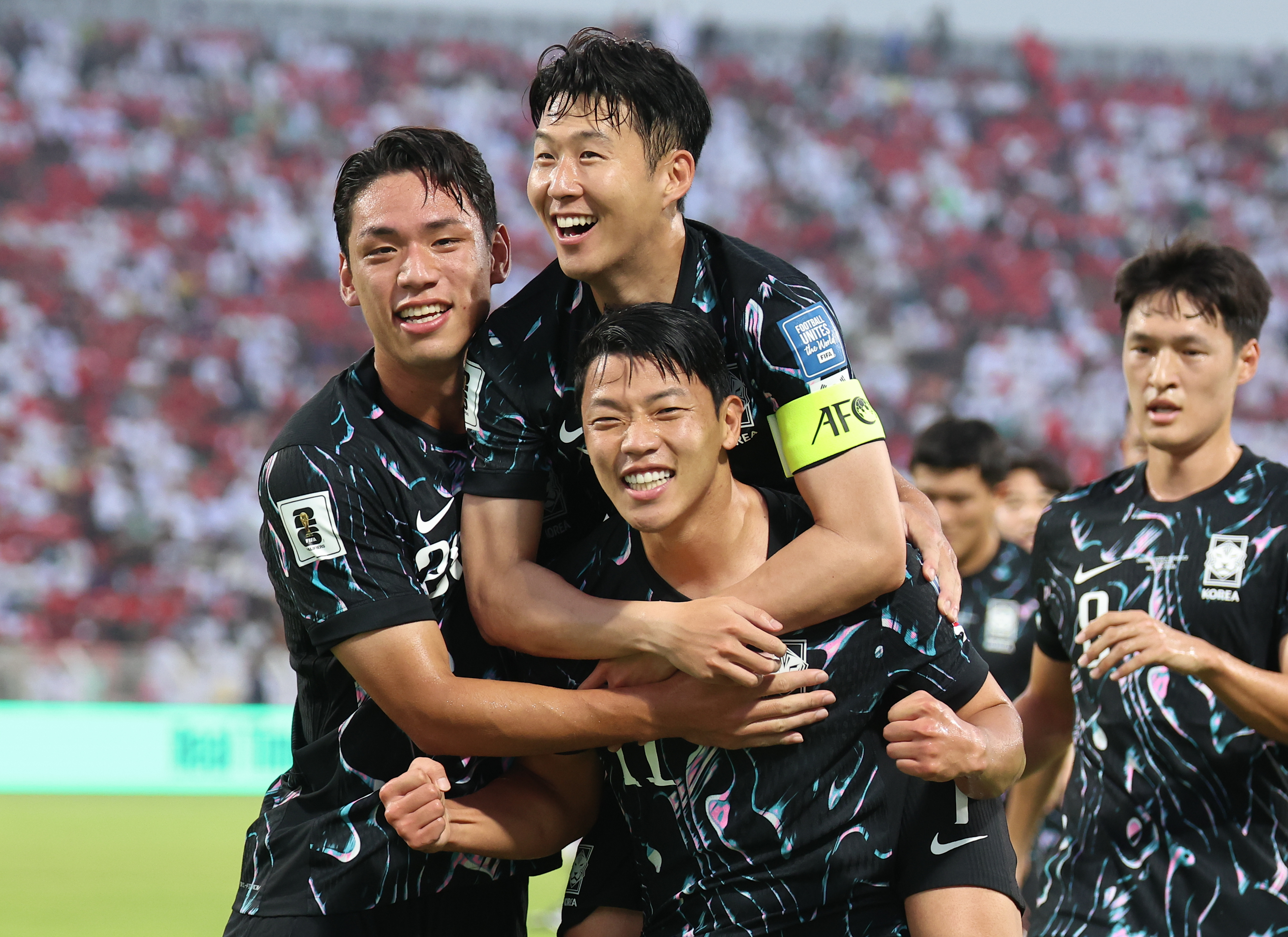 한국 남자축구 국가대표 황희찬이 10일(한국시간) 오만 무스카트 술탄 카부스 경기장에서 열린 2026 북중미월드컵 아시아 지역 3차 예선 오만과의 원정 경기에서 득점하고 동료들과 기뻐하고 있다. 오만 연합뉴스