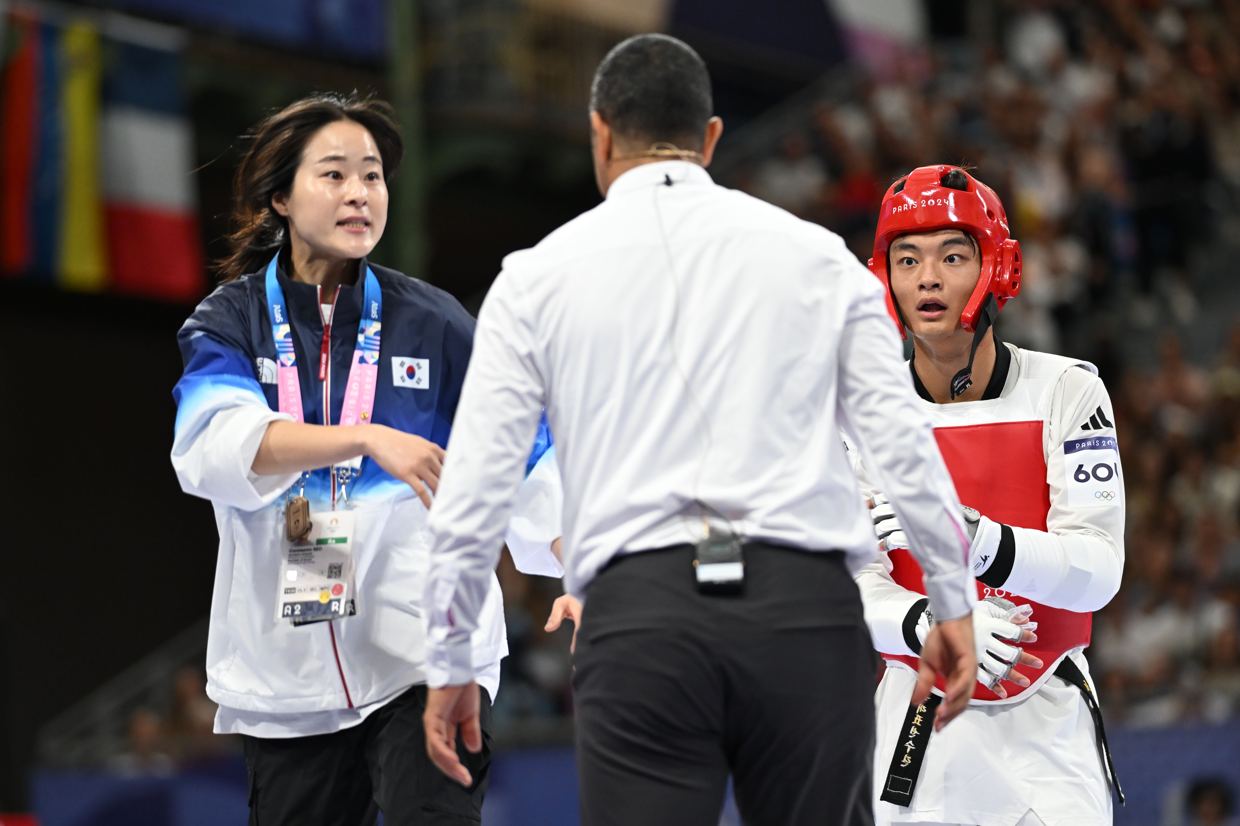 한국 태권도 국가대표 서건우와 오혜리 코치가 지난달 9일(한국시간) 프랑스 파리 그랑팔레에서 열린 2024 파리올림픽 남자 80kg급 칠레 호아킨 추르칠과의 16강에서 심판에 항의하고 있다. 파리 박지환 기자