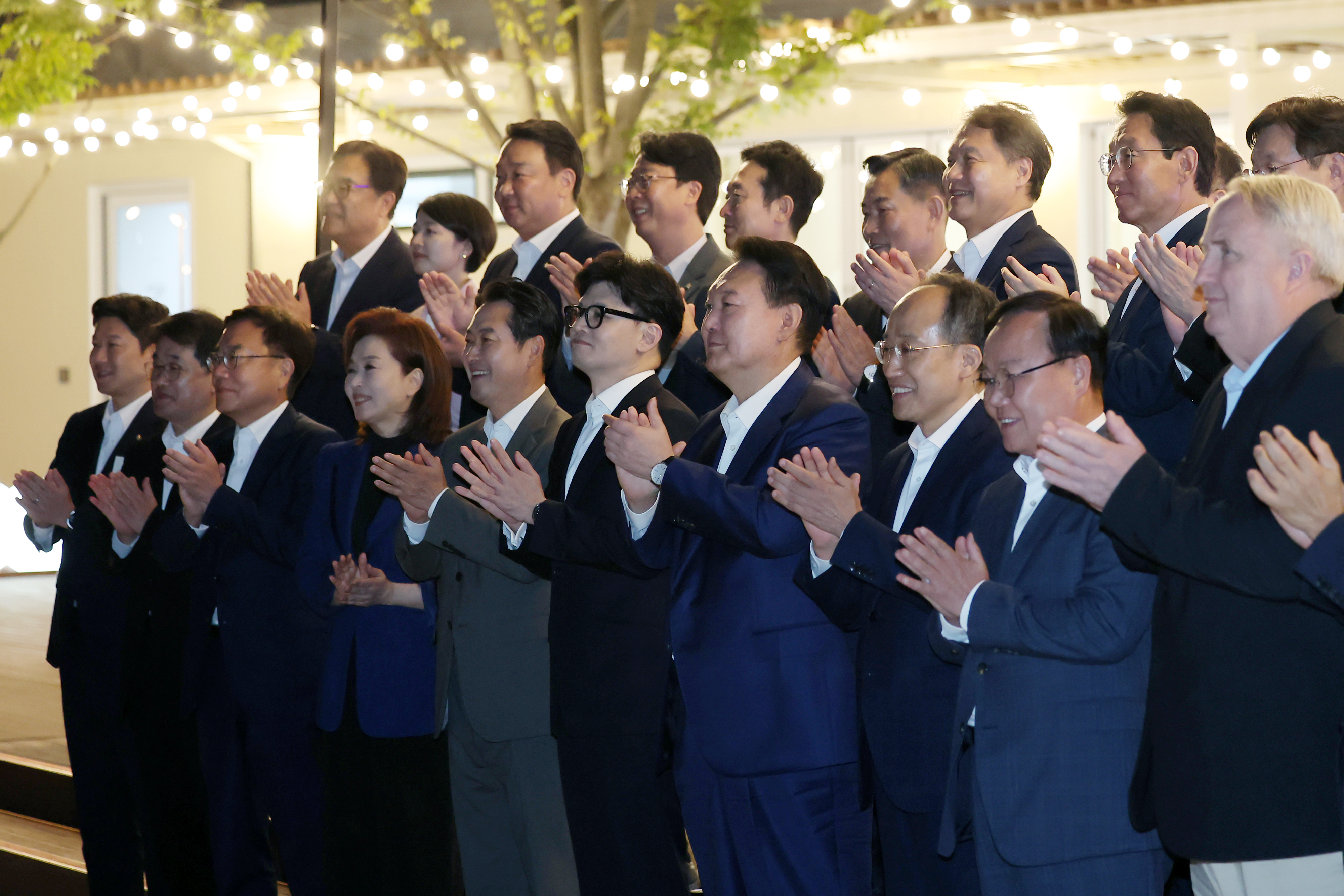 윤석열 대통령이 24일 서울 용산 대통령실 앞 분수정원에서 열린 국민의힘 지도부 초청 만찬 뒤 한동훈 대표, 추경호 원내대표 등 국민의힘 지도부, 대통령실 참모진과 함께 기념 촬영을 하고 있다. 2024.9.24 대통령실 제공