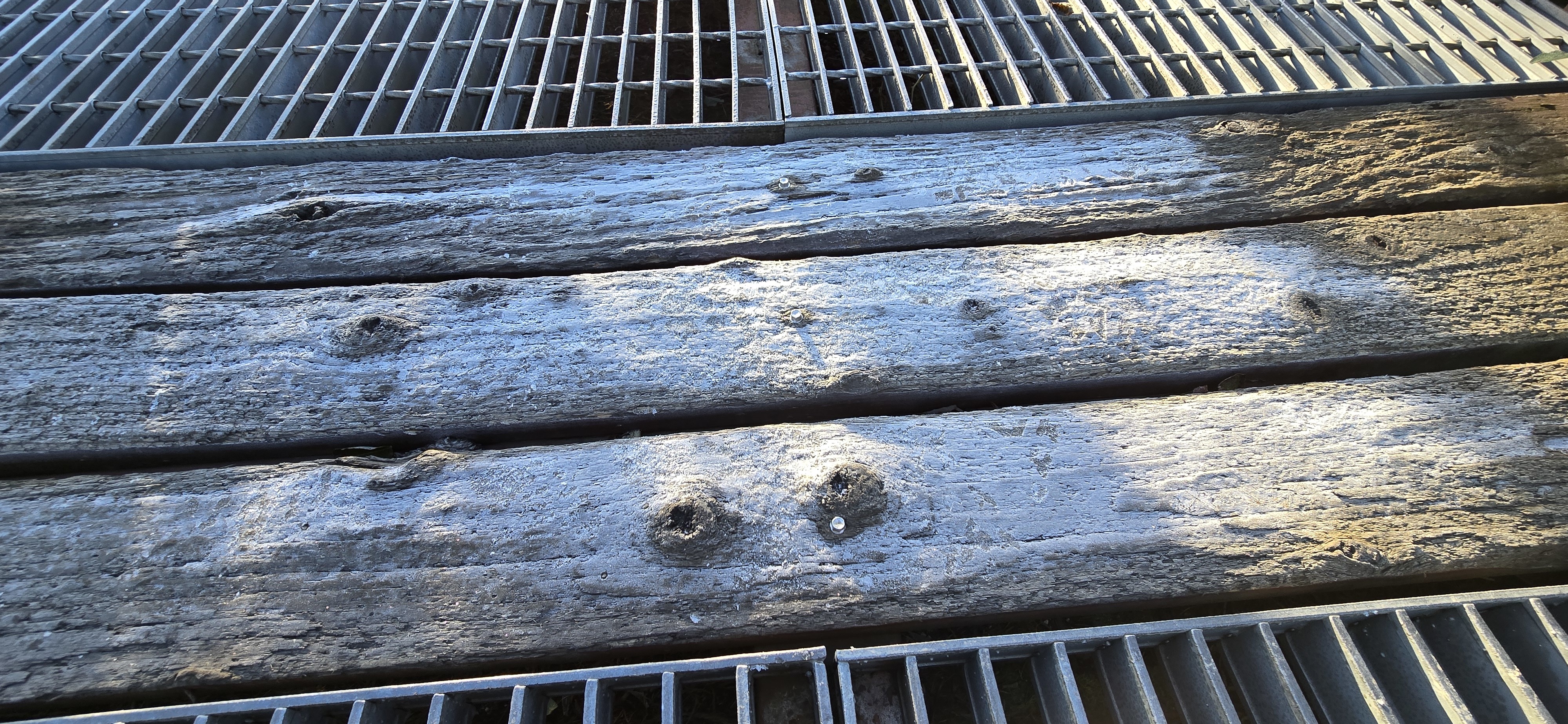 24일 오전 7시쯤 강원 양양군 설악산 중청대피소 일대 올해 첫 서리가 내려앉아 있다. 2024.9.24. 설악산국립공원사무소 제공